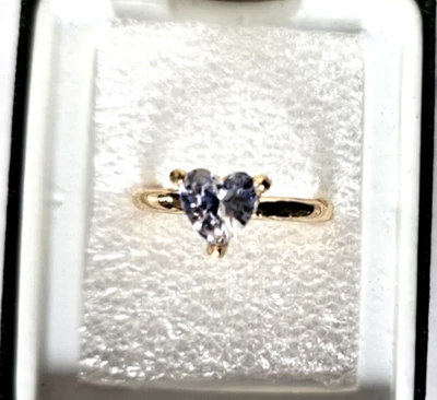 Сердце в форме прозрачный одиночный камень в золотой цветной ленте - размер 7,5 - немаркированный - Изображение 1 из 4