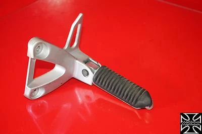 02 2002 Suzuki Katana 750 clavija trasera izquierda pasajero Foto 1 de 4