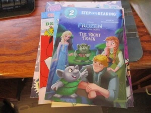 Step into Reading Ser.: The Right Track (Disney Frozen: Northern Lights) by... - Foto 1 di 2