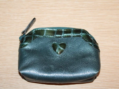 Monedero de cuero verde oscuro metálico corazón Brighton Foto 1 de 4