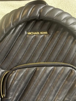 MOCHILA MEDIANA MICHAEL KORS ERIN CUERO VEGANO ACOLCHADO RAYAS NEGRA Foto 1 de 4