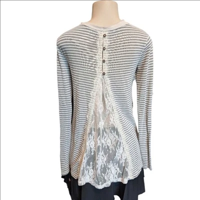 Top a Rayas Manga Larga con Detalle de Encaje Espalda Abotonada Gris Informal Foto 1 de 4