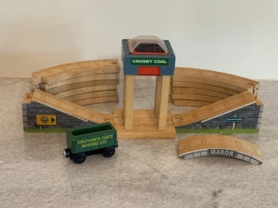 Thomas & Friends vías férreas de madera y accesorios con cargador de carbón Crosby y coche Foto 1 de 4