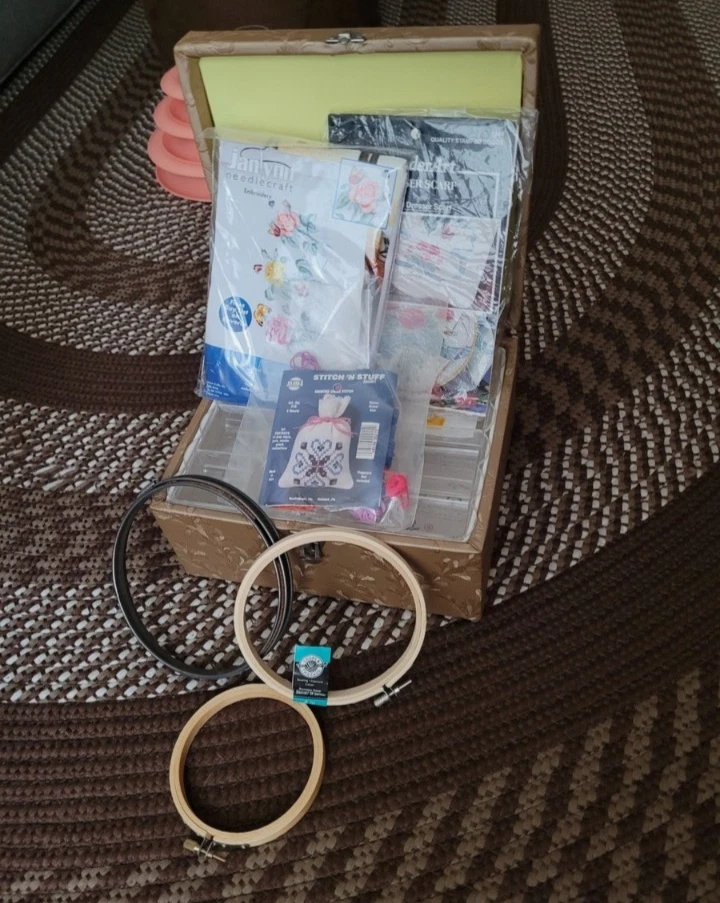 kit bordado con lazos e hilo nuevo en estuche Foto 1 de 2