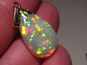 10.6 ct Welo Opal  Pendant , Solid  14 k Yellow  Gold ,Brightness 5 - Picture 1 of 11