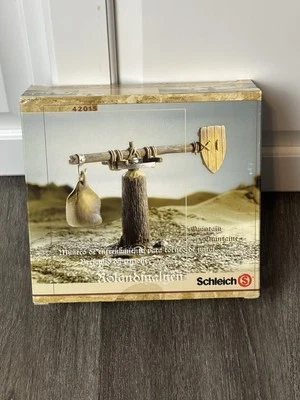 Nuevo En Caja Schleich 42015 Quintain Mid Evil Night Joust Trainer Sellado Foto 1 de 3