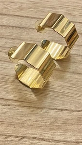 Pendientes perforados semi-lúpulo ondulados tono dorado. - Imagen 1 de 5