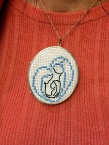 Collana in Argento 925 con raffigurazione Sacra Famiglia a punto croce - Foto 1 di 1