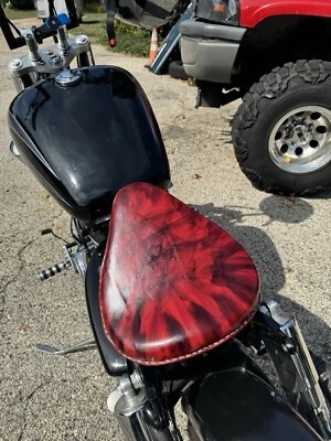 Asiento individual Bobber Chopper personalizado de cuero hecho a mano negro rojo Foto 1 de 2