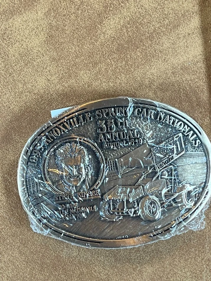 Hebilla de cinturón de latón fundido en arena Knoxville Raceway Nationals Steve Kinser 1995 Foto 1 de 4