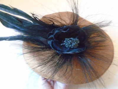 Joe Bill Miller Mujer Ala Ancha Sombrero Negro Terciopelo Floral y Plumas Foto 1 de 4