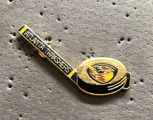 Atlanta Thrashers Puck & Stick NHL Hockey Pin - Imagen 1 de 1