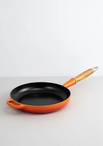 Le Creuset Gusseisen Bratpfanne mit Holzgriff Ofenrot 28 cm Neu - Bild 1 von 5