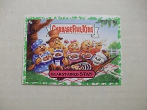 Cubo de basura Topps 2022 niños bookworms borde verde # 77a BEARSTAINED STAN - Imagen 1 de 2