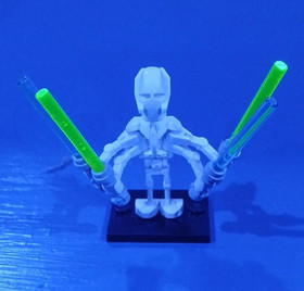 LEGO Starwars General Grievous 7656 W/Lightsabers. Small Crack On  Back Of Neck.
