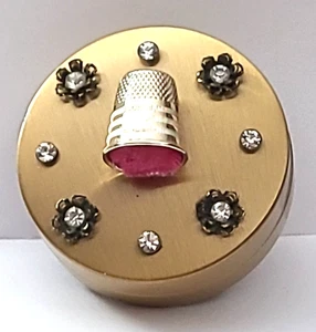De Colección Caja de Costura de Metal Dedal Pin Cojín Tono Dorado Productos Flores Estrás - Imagen 1 de 13