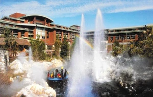 POSTKARTE DISNEY'S CALIFORNIA ADVENTURE GRAND CALIFORNIAN HOTEL GRIZZLY RIVER DCA - Bild 1 von 1