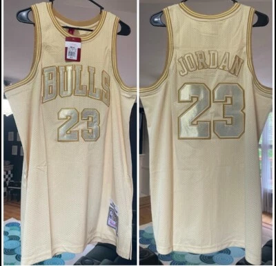 Camiseta deportiva de baloncesto pequeña 1997-98 premium dorada de Michael Jordan Chicago Bulls Foto 1 de 4