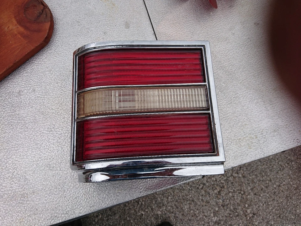 1974 庞蒂亚克大奖赛后尾灯组件。 二手 — 第 1/4 张图片