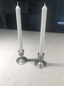 Juego de 2 candelabros de peltre Britanica de corcel de 3" de alto - Imagen 1 de 7