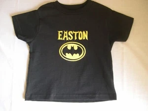 JUNGEN SCHWARZES TEE T-SHIRT BATMAN GR. 3T PERSONALISIERT bestickt mit Kindernamen neu - Bild 1 von 3