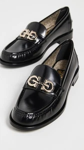 $895 SALVATORE FERRAGAMO Ofelia Gancini Ornamento Mocasines, Negro - Imagen 1 de 6