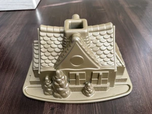 Nordic Ware Lebkuchenhaus Kuchenform Bundt Form 9 Tassen 2,1L Weihnachten Urlaub - Bild 1 von 5