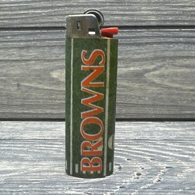 Encendedor vintage BIC NFL Cleveland Browns con campo de fútbol verde Foto 1 de 4