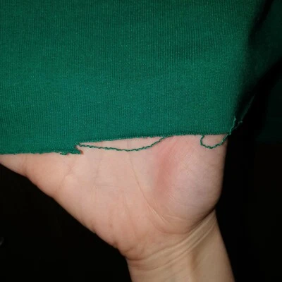 Camiseta feminina manga longa tamanho médio, levemente cortada, borda áspera em torno da bainha - Imagem 1 de 3