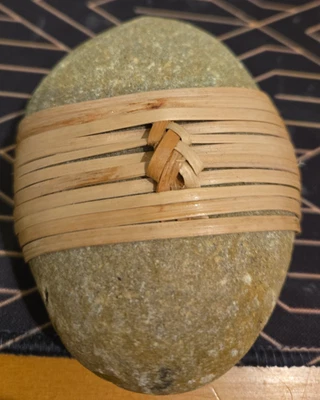 Roca de bambú envuelta a mano para mascotas de 3,5" piedra natural con acento de cesta Chevron tejida Foto 1 de 3