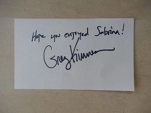 Tarjeta de índice autografiada por Greg Kinnear de 3" X 5" con recorte de periódico de 10" X 11" - Imagen 1 de 1