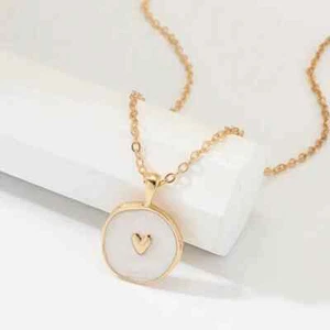Collar de dijes de la suerte en tono dorado corazón de resina blanca - Imagen 1 de 8