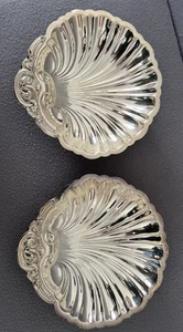 2 Vintage English Silver Mfg. Corp. Silverplate Scalloped Shell Footed Dish Tray - Picture 1 of 15