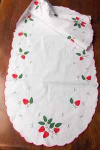 CHEMIN DE TABLE NAPPERON BRODE MAIN FRAISES 40x 110  ovale  SUPER PROMO*** - Picture 1 of 2