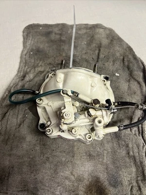 SEA DOO GSI 717 720 1997 cubierta giratoria de un solo carburador con bomba de aceite. Con válvula Foto 1 de 4