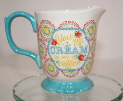 Crema con patas de gres jacinto Pioneer Woman "You Are The Cream In My Coffee" Foto 1 de 4