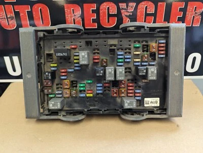 Chevy Silverado GMC Sierra 2500HD 3500HD 2011-2014 bajo capó bloque de fusibles AWB Foto 1 de 3