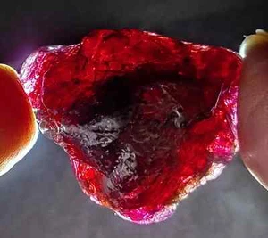 Piedra preciosa faceta Mozambique áspera sin calentar pinta roja natural certificada 86,75 quilates - Imagen 1 de 6