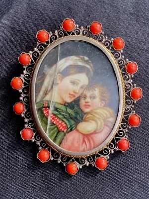 Spilla - Ciondolo Primi '900 in Argento 800 con Miniatura Madonna della Seggiola - Immagine 1 di 4