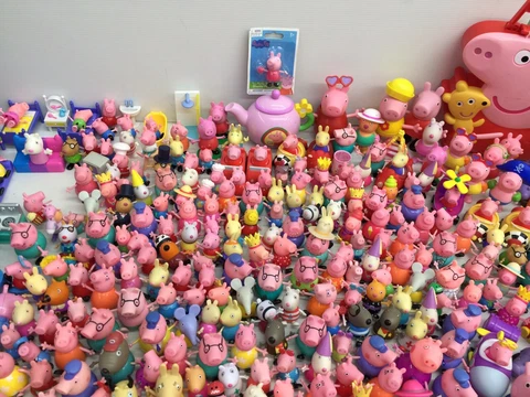 Lot of 19 lbs Peppa Pig Mama Pig George Pig Madame Gazelle Assorted Toys Figures Cover