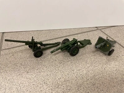 Dinky 693 Howitzer Field Gun,  Dinky 692 Medium Gun, Crescent 1248/9 18 Pounder - Image 1 of 4