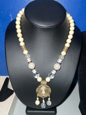 1928 Совершенно золотистый кремовый и белый бисер ожерелье с медальон подвеска - Изображение 1 из 4