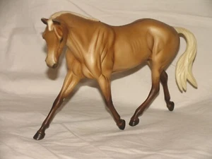 Red de caballo Breyer especial Afrodita dun yegua sin tirantes - Imagen 1 de 9