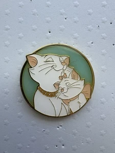 Disney Loungefly Marie & Herzogin Portrait Pin - Buntglas - Bild 1 von 2