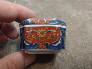 Japanese Signed Porcelain Imari Trinket Box Floral Decoration - Picture 1 of 11