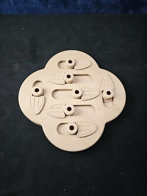 Rompecabezas de golosinas para perros Nina Ottosson nivel 2 ocultar y deslizar hacia afuera ejercicio de perro Foto 1 de 4