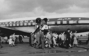 1950s Airplane Boarding Crowd Travel National Airlines Holiday Trip Candid View - Bild 1 von 3