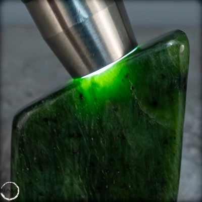 Natürliche Jade-Nephrit Freiform aus Burma - 571,25g - Bild 1 von 4