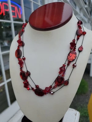 Collar con cuentas de cristal rojo cadena Gunmetal Dabby Reid Annie Illusions Foto 1 de 4