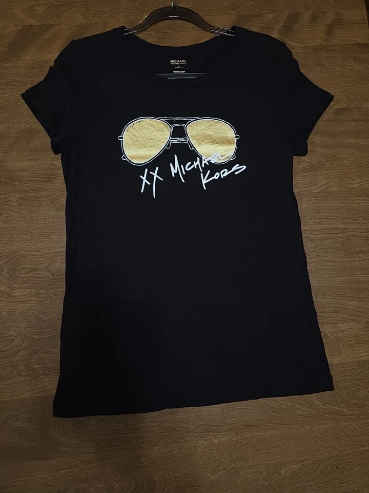 Camiseta Michael Kors preta estampa de óculos ajustada dourada gola redonda feminina tamanho M preta - Imagem 1 de 4